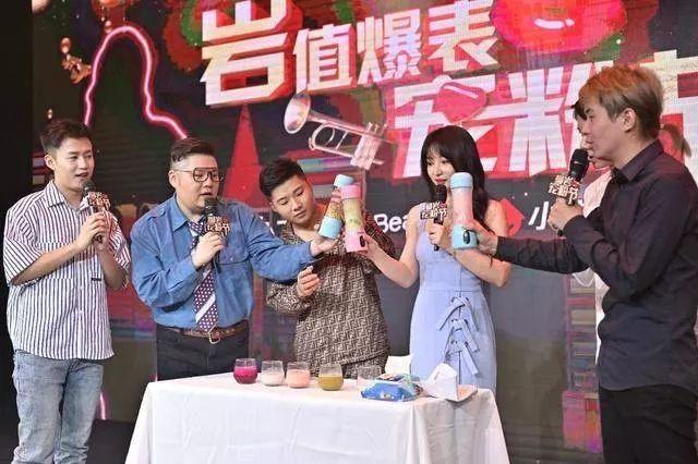 飯店直播帶貨飯店直播帶貨是一種新型的營銷方式，通過直播這一現(xiàn)代化的傳播手段，展示飯店的菜品、環(huán)境、服務(wù)等方面，吸引更多的顧客前來就餐。