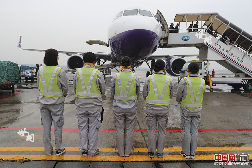 廉航旅客為省錢穿成“人體集裝箱”廉航旅客為省錢穿成人體集裝箱，背后的故事與思考