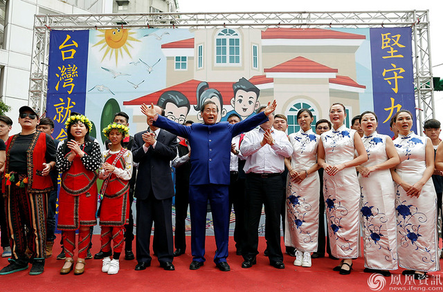 臺(tái)灣統(tǒng)派團(tuán)體再上街頭抗議民進(jìn)黨臺(tái)灣統(tǒng)派團(tuán)體再次走上街頭抗議民進(jìn)黨