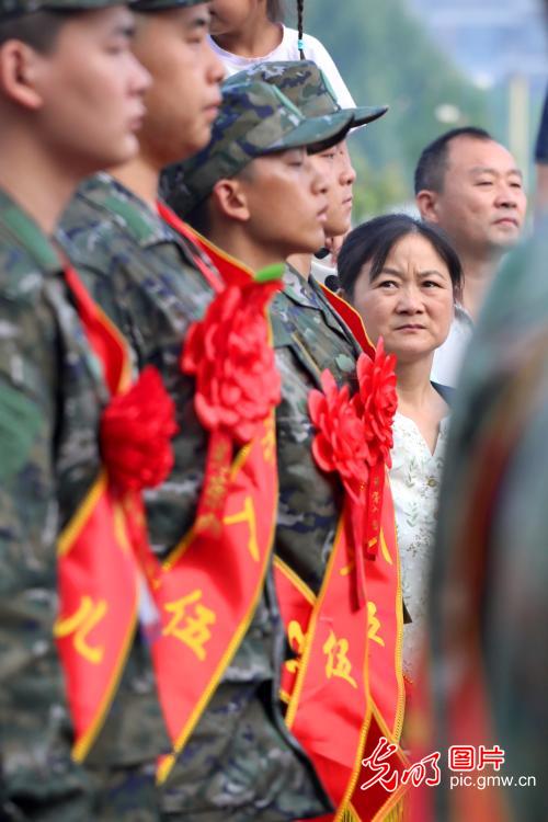 媽媽送兒子參軍入伍被錯(cuò)認(rèn)成姐姐近日，一則關(guān)于母親送兒子參軍入伍時(shí)被誤認(rèn)為是兒子的姐姐的新聞引發(fā)了廣泛關(guān)注。這一事件不僅展現(xiàn)了母親的深情厚愛(ài)，也凸顯了母親的年輕心態(tài)和良好保養(yǎng)的重要性。