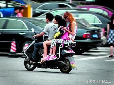 女子故意踹倒路邊多輛電動(dòng)自行車(chē)女子故意踹倒路邊多輛電動(dòng)自行車(chē)背后的社會(huì)現(xiàn)象與反思