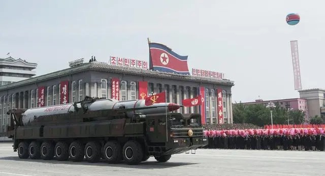 朝鮮頻頻揮動(dòng)核武這面朝鮮并沒(méi)有頻頻揮動(dòng)核武。