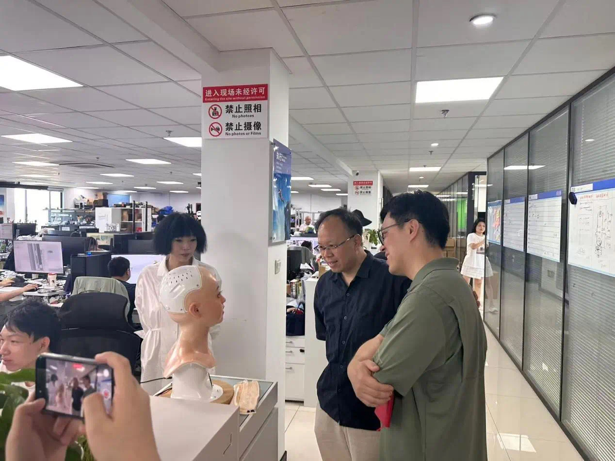 全國首位機(jī)器人博士生上戲報到全國首位機(jī)器人博士生上戲報到，未來教育的嶄新里程碑