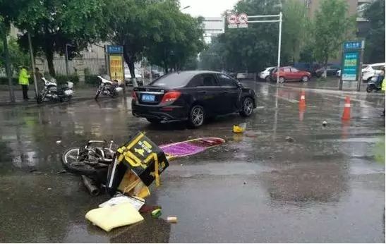 成都外賣小伙出車禍原圖成都外賣小伙遭遇車禍瞬間實(shí)拍記錄