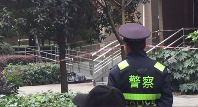成都警方通報(bào)女子自縊：非外賣騎手關(guān)于網(wǎng)絡(luò)上出現(xiàn)關(guān)于成都女子自縊事件的討論，成都市公安局成華區(qū)分局已經(jīng)進(jìn)行了通報(bào)。通報(bào)中提到，自縊的女子并非因?yàn)橥赓u騎手的原因，請(qǐng)大家不要傳播不實(shí)言論。