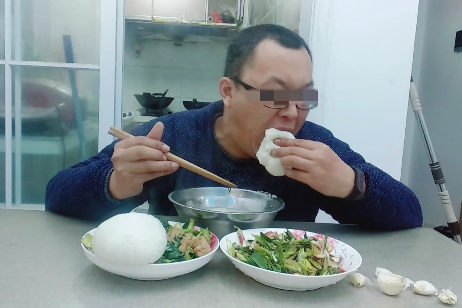 男子吃饅頭噎死經(jīng)調(diào)解獲賠2.8萬男子吃饅頭噎死事件引發(fā)關(guān)注，經(jīng)調(diào)解獲賠2.8萬