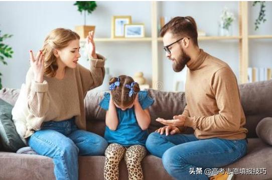 男子輔導(dǎo)兒子寫作業(yè)被氣到手骨折男子輔導(dǎo)兒子寫作業(yè)遭遇意外，手骨折背后的家庭教育挑戰(zhàn)