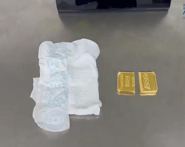 女子衛(wèi)生巾內(nèi)藏674.7克足金被查震驚！女子衛(wèi)生巾內(nèi)藏大量黃金被查，背后真相令人深思
