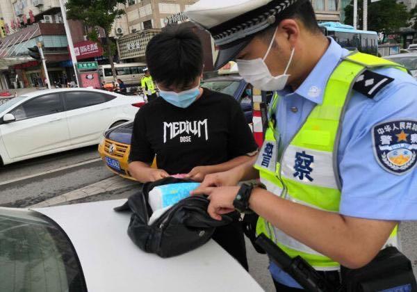 民警吃飯遇警情 鄰桌小伙代付餐費近日，一則民警在用餐時偶遇警情，鄰桌小伙主動代付餐費的新聞引起了廣泛關注。這一事件不僅展現(xiàn)了民警的敬業(yè)精神，也凸顯了社會正能量的傳遞。