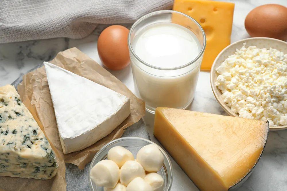 復(fù)原乳和純牛奶有什么區(qū)別復(fù)原乳與純牛奶，區(qū)別解析