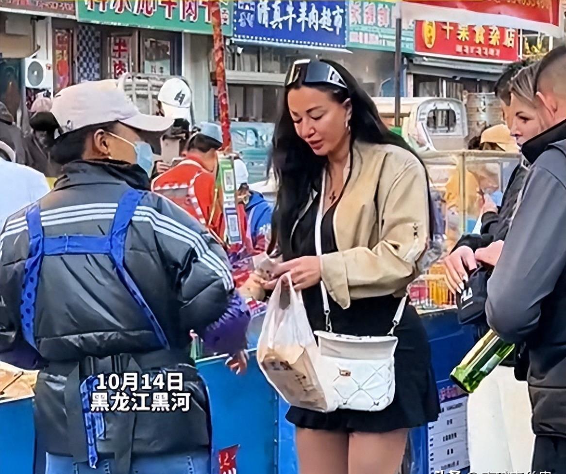 免簽后俄羅斯游客擠滿黑河入境大廳免簽政策實施后，俄羅斯游客涌入黑河入境大廳