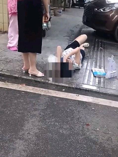 女子被冰雹砸傷 兩男子挺身而出女子被冰雹砸傷，兩男子挺身而出——一場突如其來的災(zāi)難中的溫暖瞬間