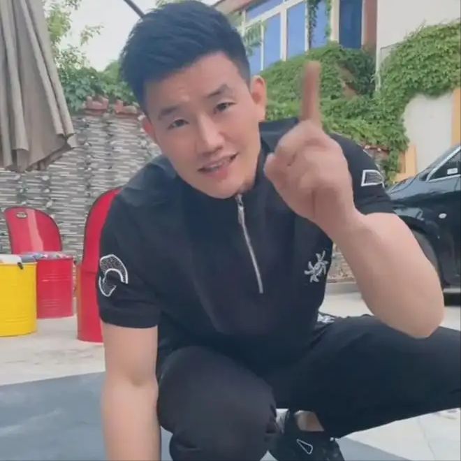 “嘎子”謝孟偉回應(yīng)直播穿警服罵人嘎子謝孟偉回應(yīng)直播穿警服罵人事件深度解析