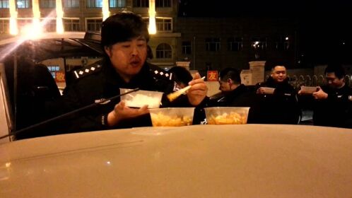 警察吃飯遇天價關于警察吃飯遇到天價的問題，可能存在多種情況。如果警察在餐廳用餐時遇到不合理的收費，他們可以和普通消費者一樣，與餐廳方面進行溝通和協(xié)商，或者向相關部門投訴。