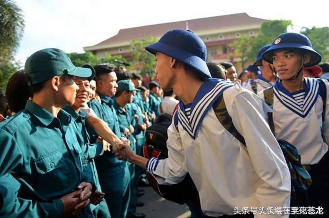 浙江小伙二次入伍 女友含淚送別關于一位浙江小伙二次入伍，其女友含淚送別的情況，這是一個充滿感動和敬意的場景。