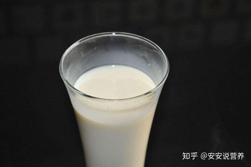 純牛奶是復(fù)原奶嗎純牛奶是復(fù)原奶嗎？解析復(fù)原奶與純牛奶的區(qū)別