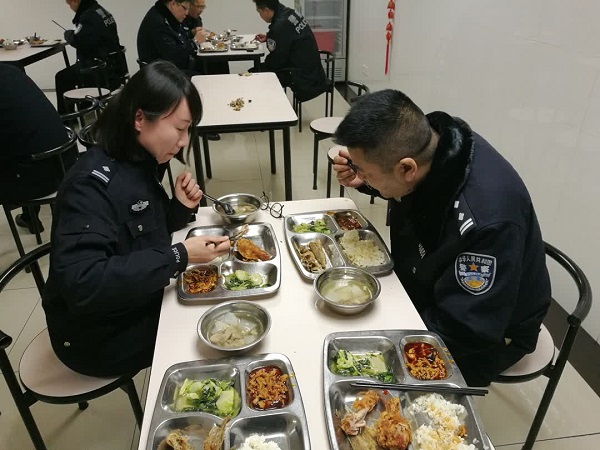 警察吃飯免費嗎警察吃飯并不是免費的。