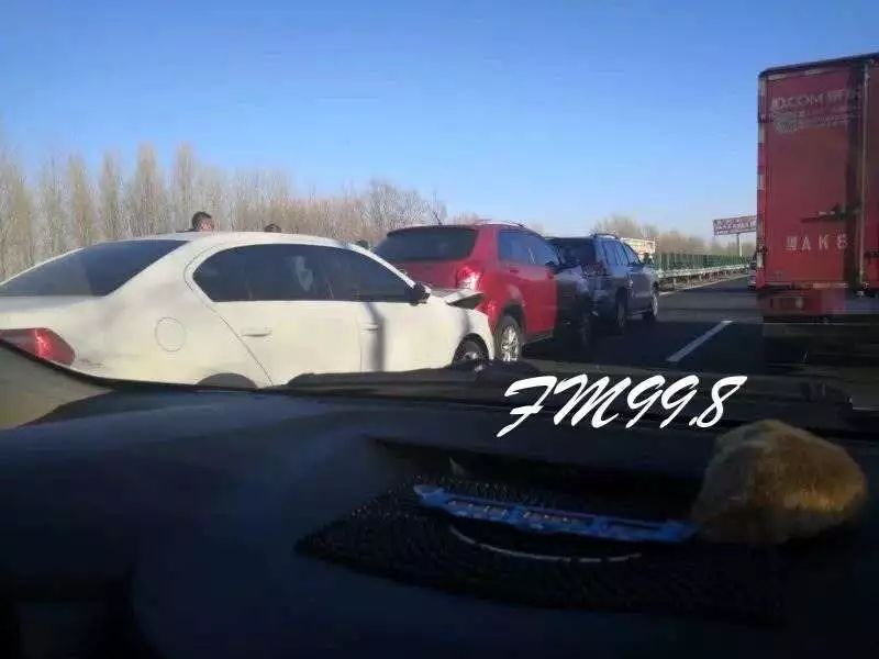 SUV高速上蛇形走位致堵車長達(dá)1公里SUV高速蛇形走位引發(fā)堵車長龍，深度解析事件背后真相