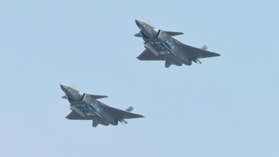 殲-20戰(zhàn)機(jī)首次進(jìn)行靜態(tài)展示揭秘殲-20戰(zhàn)機(jī)首次靜態(tài)展示，震撼亮相背后的故事