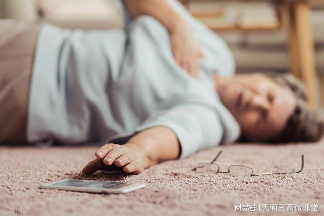 女子誤踩“化骨水”去世 誰該負(fù)責(zé)女子誤踩化骨水去世事件引發(fā)深思，責(zé)任歸屬與反思
