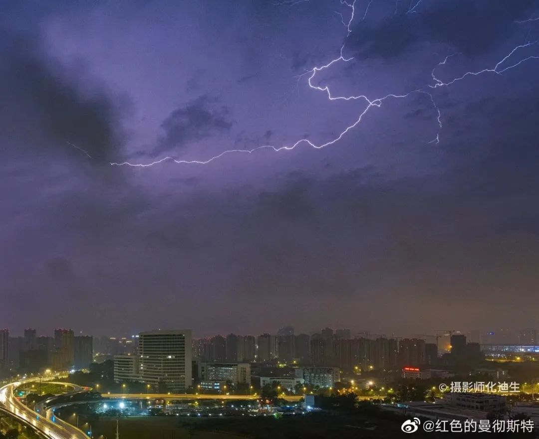 成都昨晚的雷聲太嚇人是有什么事情要發(fā)生成都昨晚雷聲轟鳴，難道有什么大事即將發(fā)生？