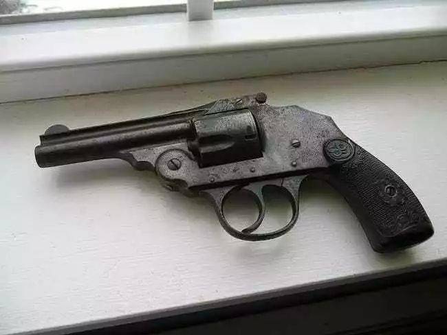 洗手槍射中自己身亡洗手槍時(shí)意外射中自己導(dǎo)致悲劇身亡的悲劇事件