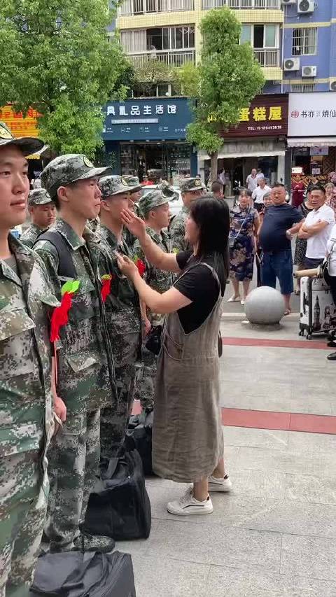 媽媽送兒子參軍入伍被錯(cuò)認(rèn)成姐姐軍旅路上的感人瞬間，媽媽送兒子參軍入伍被誤認(rèn)成青春姐姐