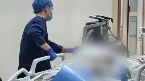 女子誤踩化骨水身亡 救治細(xì)節(jié)曝光關(guān)于女子誤踩化骨水身亡的事件，很遺憾我無法提供具體的救治細(xì)節(jié)，因?yàn)檫@些細(xì)節(jié)可能涉及個人隱私和敏感性信息。同時，具體的救治過程可能因情況而異，需要根據(jù)當(dāng)時的具體情境和醫(yī)療條件進(jìn)行決策。
