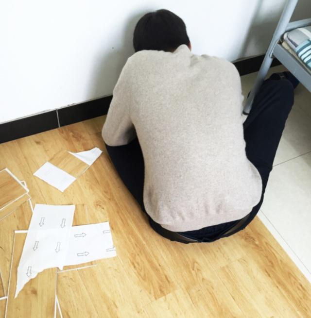 小伙去女生宿舍如果您指的是一個(gè)年輕小伙進(jìn)入女生宿舍的情況，這通常是不被允許的，因?yàn)榕奚嵬ǔＪ菍榕蕴峁┑淖∷鲇诎踩碗[私等方面的考慮，一般會(huì)有嚴(yán)格的管理規(guī)定，禁止非本宿舍的人員進(jìn)入。
