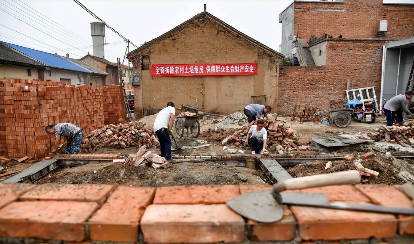 官方：嚴(yán)禁退休干部到農(nóng)村占地建房是的，根據(jù)相關(guān)規(guī)定和政策，退休干部在農(nóng)村占地建房是被嚴(yán)格禁止的。