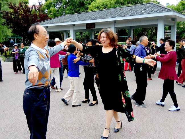 60歲退休阿姨勇闖短劇賽道近年來，隨著互聯(lián)網的普及和社交媒體的飛速發(fā)展，短劇作為一種新興的娛樂形式，受到了越來越多人的喜愛。在這個賽道上，不僅年輕人活躍，甚至一些退休阿姨也加入了這一領域，展現(xiàn)了她們的才華和活力。