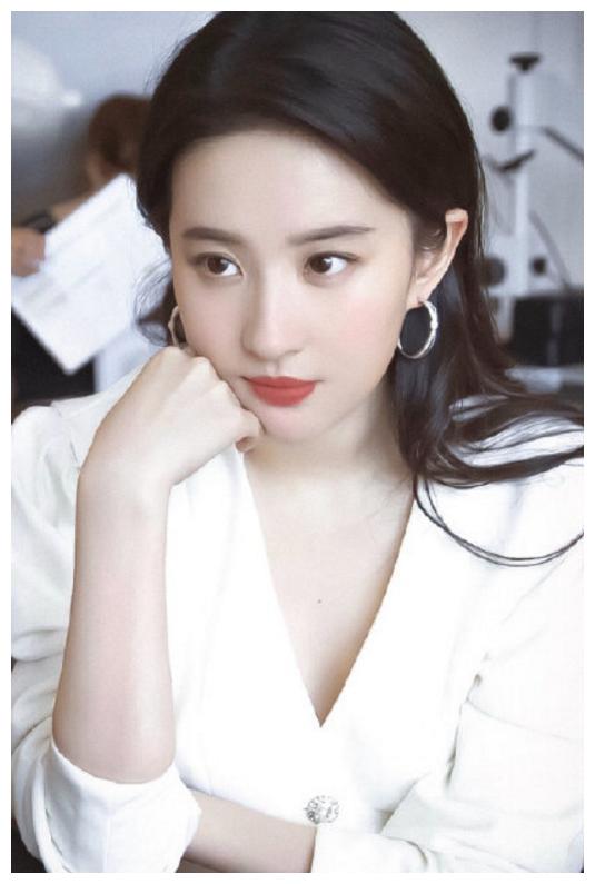 女子因長(zhǎng)相酷似劉亦菲女子因長(zhǎng)相酷似劉亦菲，網(wǎng)絡(luò)熱議背后的故事