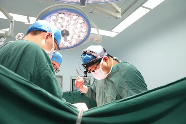 重慶完成首例成人親體輔助肝移植重慶完成首例成人親體輔助肝移植，生命之光再次閃耀山城