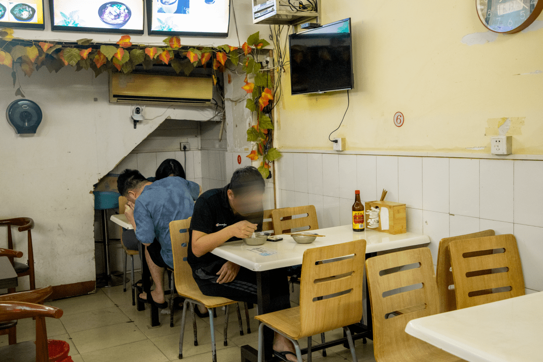 深圳鼓勵外賣員隨手拍“黑餐館”深圳鼓勵外賣員隨手拍黑餐館，共建食品安全城市的新舉措