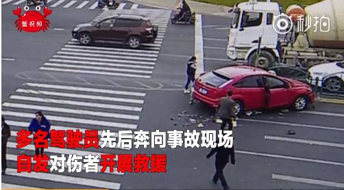男子將百萬房車停街頭請陌生人體驗男子街頭停車百萬房車，邀請陌生人體驗豪華之旅