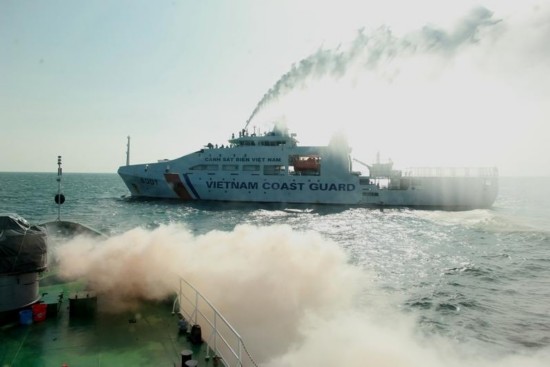 中國海警船撞擊和水炮越南船視頻中國海警船撞擊越南船只事件，真相揭秘與深度解析