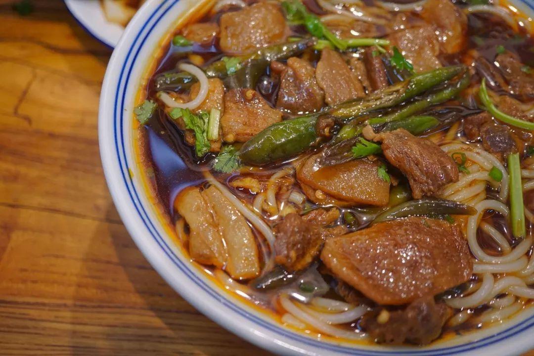 江西小炒價(jià)格表江西小炒的價(jià)格因具體菜品、餐廳定位、地區(qū)差異等因素而有所不同。以下是一些江西小炒的參考價(jià)格