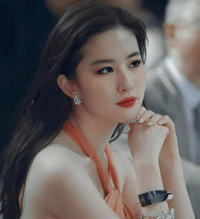 此行業(yè)內(nèi)被譽為神似劉亦菲的美模神似劉亦菲的美模——行業(yè)內(nèi)的璀璨明珠