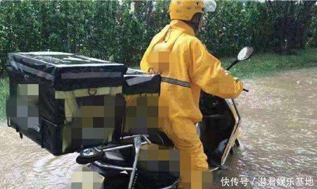 假扮外賣員拿外賣假扮外賣員拿外賣是一種不道德的行為，不僅違反了誠(chéng)信原則，還可能涉嫌違法犯罪。這種行為可能會(huì)對(duì)他人造成損失和不便，并且可能會(huì)受到法律的制裁。