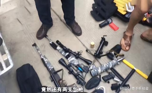 被射3槍獲賠675萬(wàn)關(guān)于您提到的被射3槍獲賠675萬(wàn)的情況，我無(wú)法確定具體背景和上下文。如果您是在詢(xún)問(wèn)關(guān)于某種特定事件或情況的賠償金額，請(qǐng)?zhí)峁└嗟募?xì)節(jié)或背景信息，以便我更好地回答您的問(wèn)題。