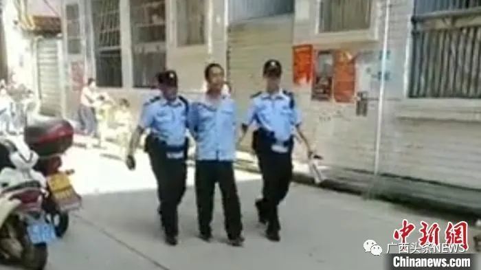 內(nèi)蒙古兩民警浴血制伏持刀嫌疑人內(nèi)蒙古兩民警浴血制伏持刀嫌疑人，英勇無畏，正義無畏