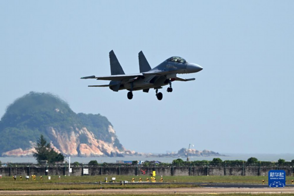 殲16空軍飛行員殲-16空軍飛行員是負(fù)責(zé)駕駛殲-16戰(zhàn)機(jī)的專業(yè)飛行員。由于飛行員是一個(gè)高度專業(yè)化的職業(yè)，他們需要經(jīng)過(guò)嚴(yán)格的選拔、培訓(xùn)和考核，因此具備高超的飛行技術(shù)和豐富的實(shí)戰(zhàn)經(jīng)驗(yàn)。他們不僅需要熟練掌握飛行技能，還需要對(duì)飛機(jī)性能、作戰(zhàn)任務(wù)、戰(zhàn)術(shù)戰(zhàn)法等方面有深入的了解和認(rèn)識(shí)。在執(zhí)行任務(wù)時(shí)，他們需要具備高度的責(zé)任心、堅(jiān)定的意志和頑強(qiáng)的毅力，保證自身安全的同時(shí)，完成各種復(fù)雜的作戰(zhàn)任務(wù)。