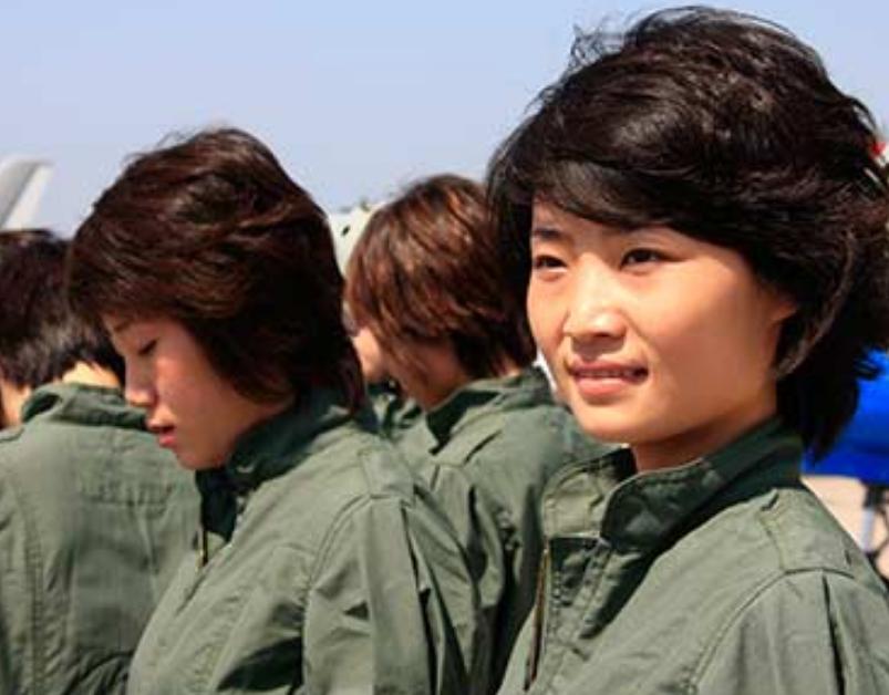殲擊機(jī)女飛行員視頻殲擊機(jī)女飛行員視頻，翱翔天際的巾幗英雄