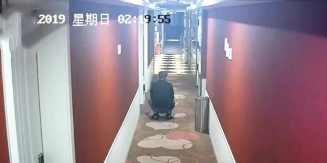 潛酒店趴地偷窺被拘潛酒店趴地偷窺被拘，一起關(guān)于侵犯隱私的案例分析