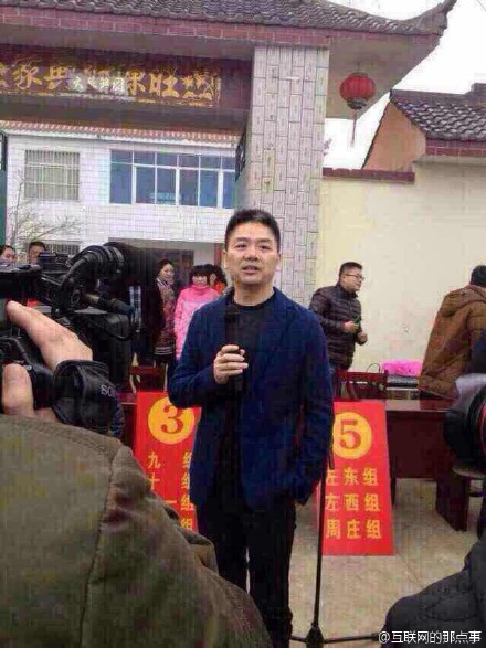 劉強(qiáng)東直播做宿遷名菜\"黃狗豬頭肉\"劉強(qiáng)東直播大秀廚藝，揭秘宿遷名菜黃狗豬頭肉的制作奧秘