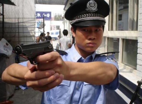 “嘎子哥”穿警服直播需承擔(dān)哪些責(zé)任？嘎子哥直播穿警服需承擔(dān)哪些責(zé)任？深度解析