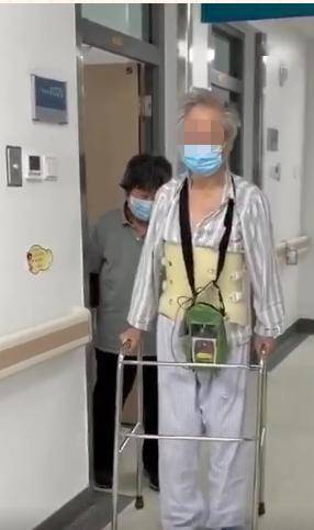 穿病服老人醫(yī)院干活穿病服的老人在醫(yī)院干活的現(xiàn)象，可能是由于多種原因?qū)е碌摹Ｒ韵率且恍┛赡艿慕忉尯徒ㄗh