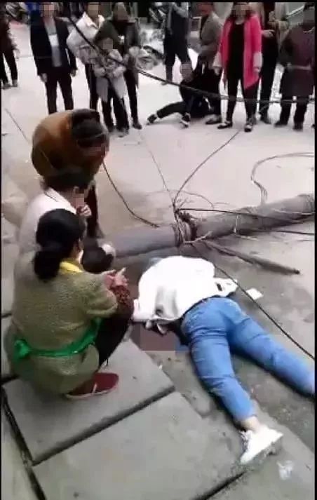 水泥桿倒下砸死女孩水泥桿意外倒塌，女孩不幸身亡，引發(fā)社會(huì)關(guān)注