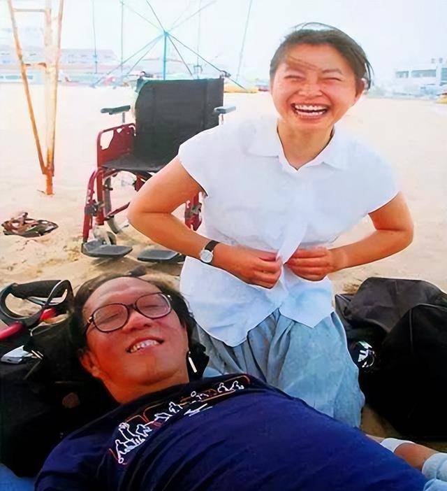 史鐵生與他的妻子史鐵生的妻子是陳希米。