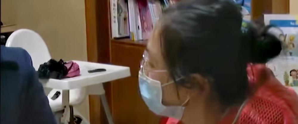 孩子非親生女方賠多少孩子非親生女方賠償?shù)慕痤~通常沒(méi)有固定的標(biāo)準(zhǔn)，其賠償數(shù)額主要根據(jù)實(shí)際情況和司法實(shí)踐而定。一般來(lái)說(shuō)，賠償需要考慮以下幾個(gè)因素